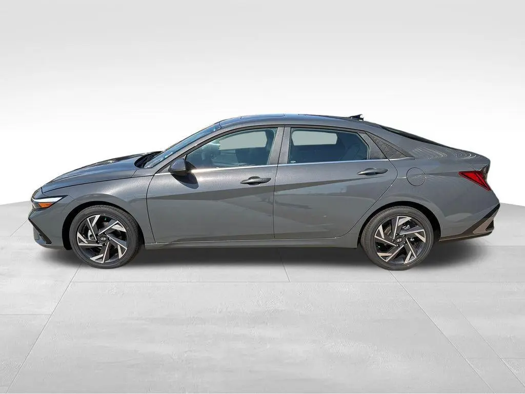 2026 Hyundai Elantra 2.0 Limited IVT photo 3