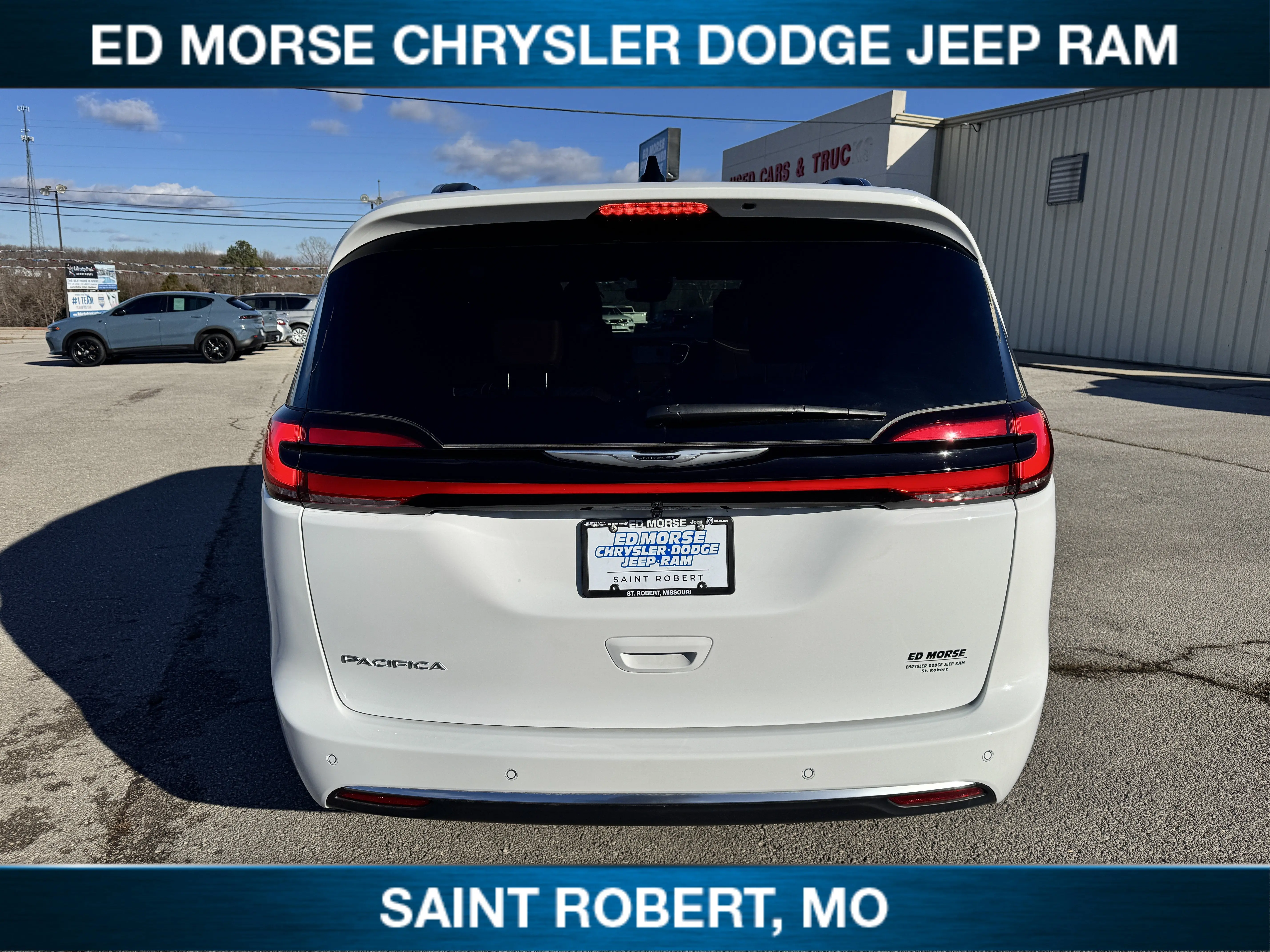 2026 Chrysler Pacifica Pinnacle photo 3