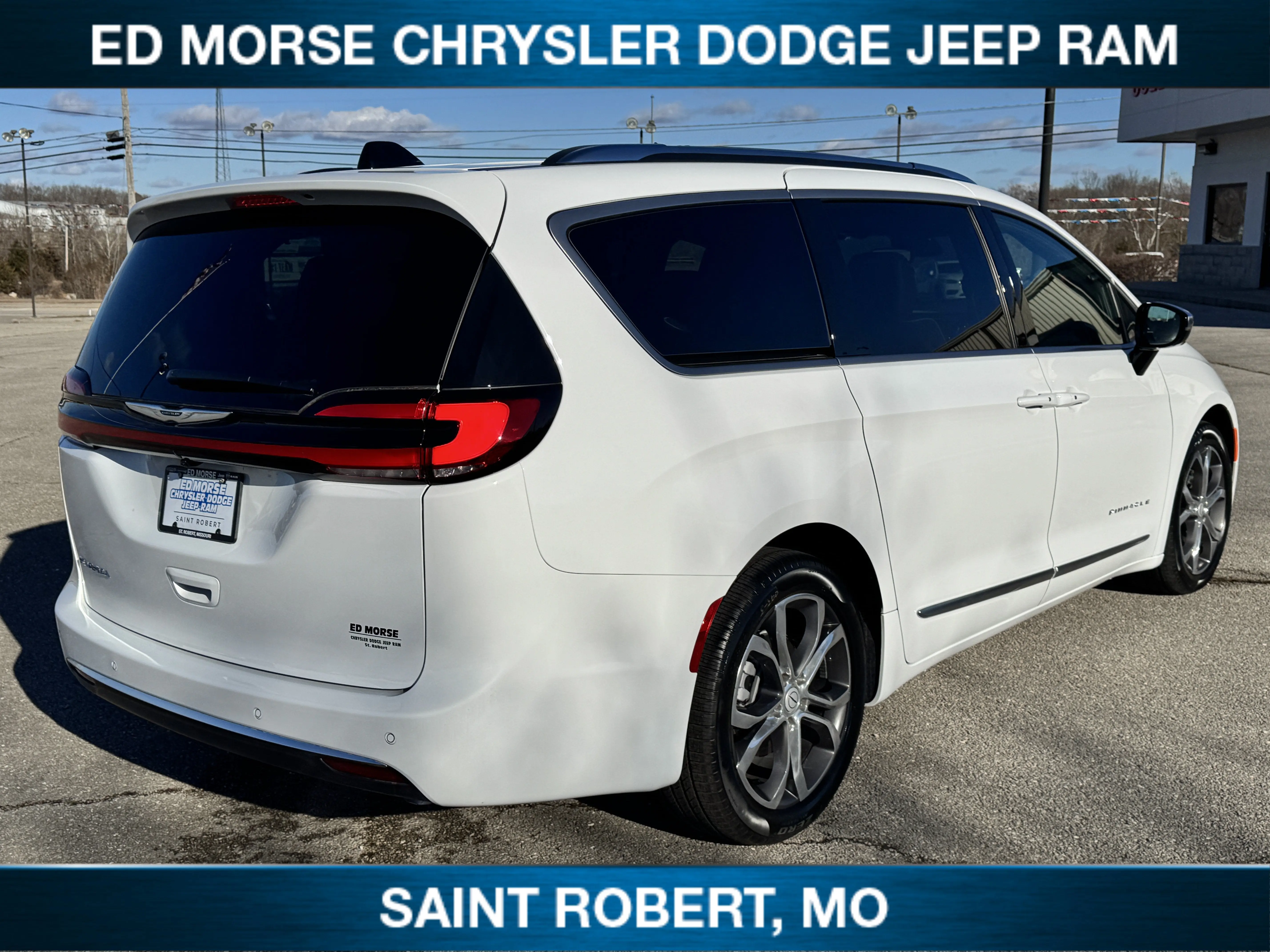 2026 Chrysler Pacifica Pinnacle photo 5