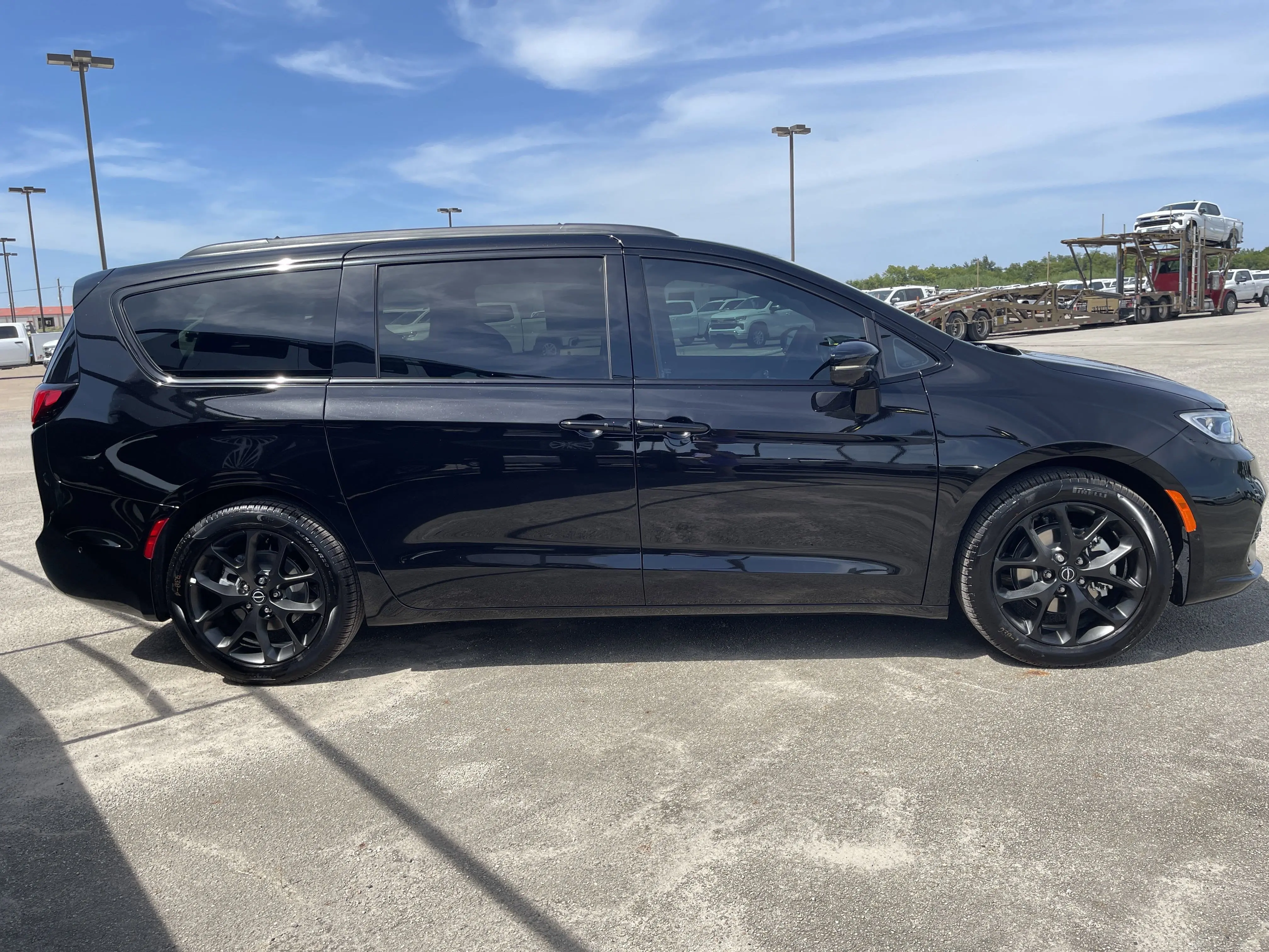 2025 Chrysler Pacifica Limited photo 3