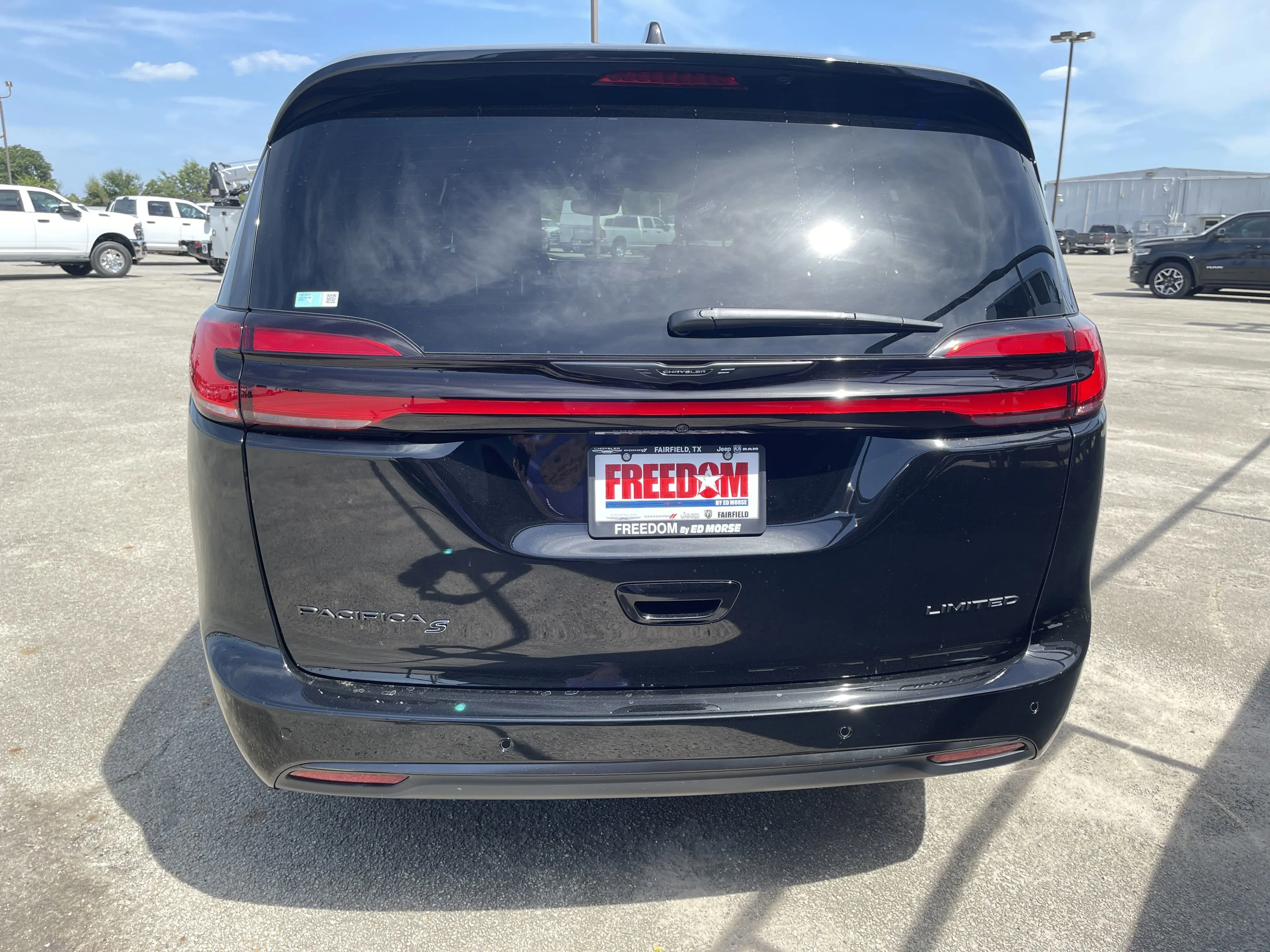 2025 Chrysler Pacifica Limited photo 4