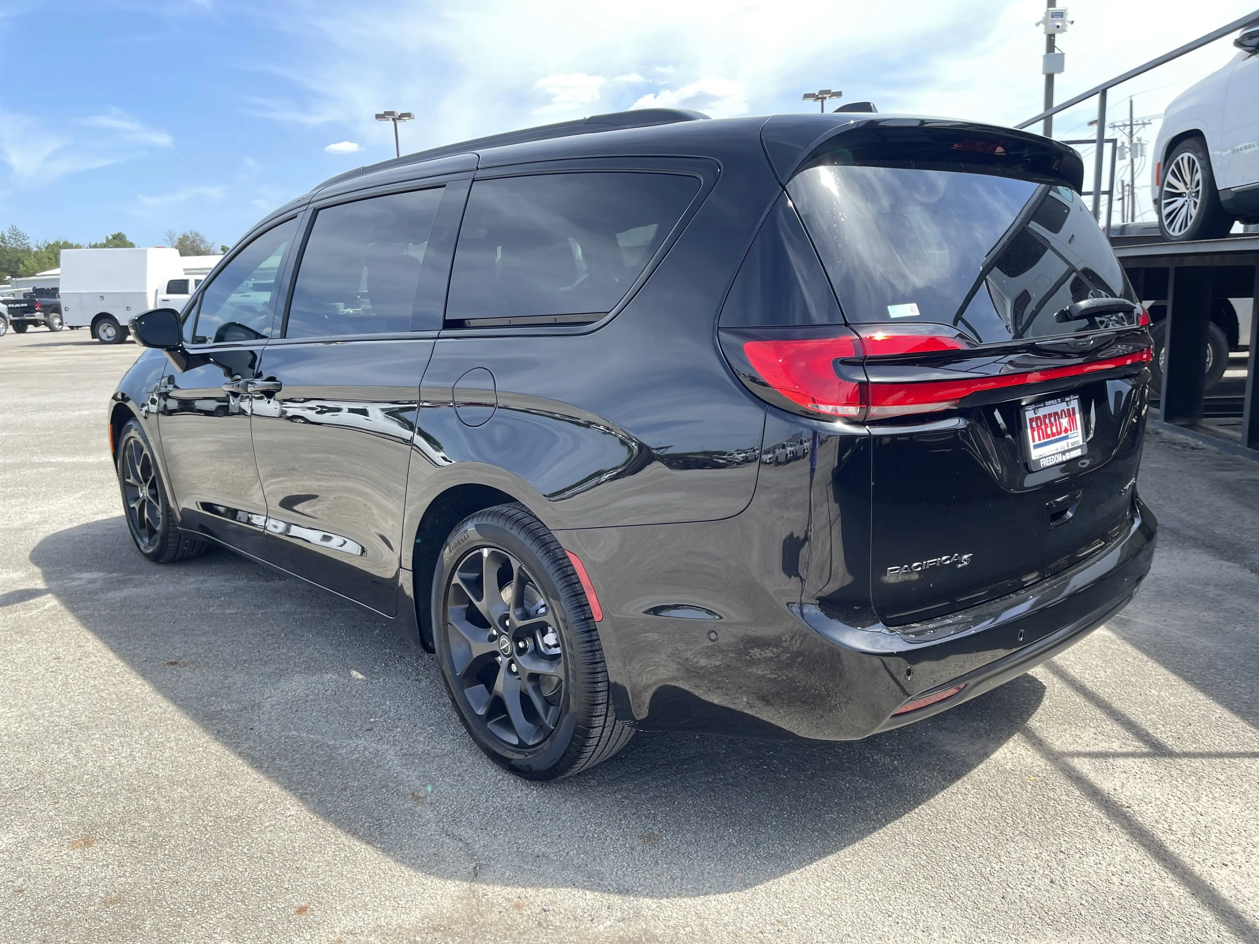 2025 Chrysler Pacifica Limited photo 5
