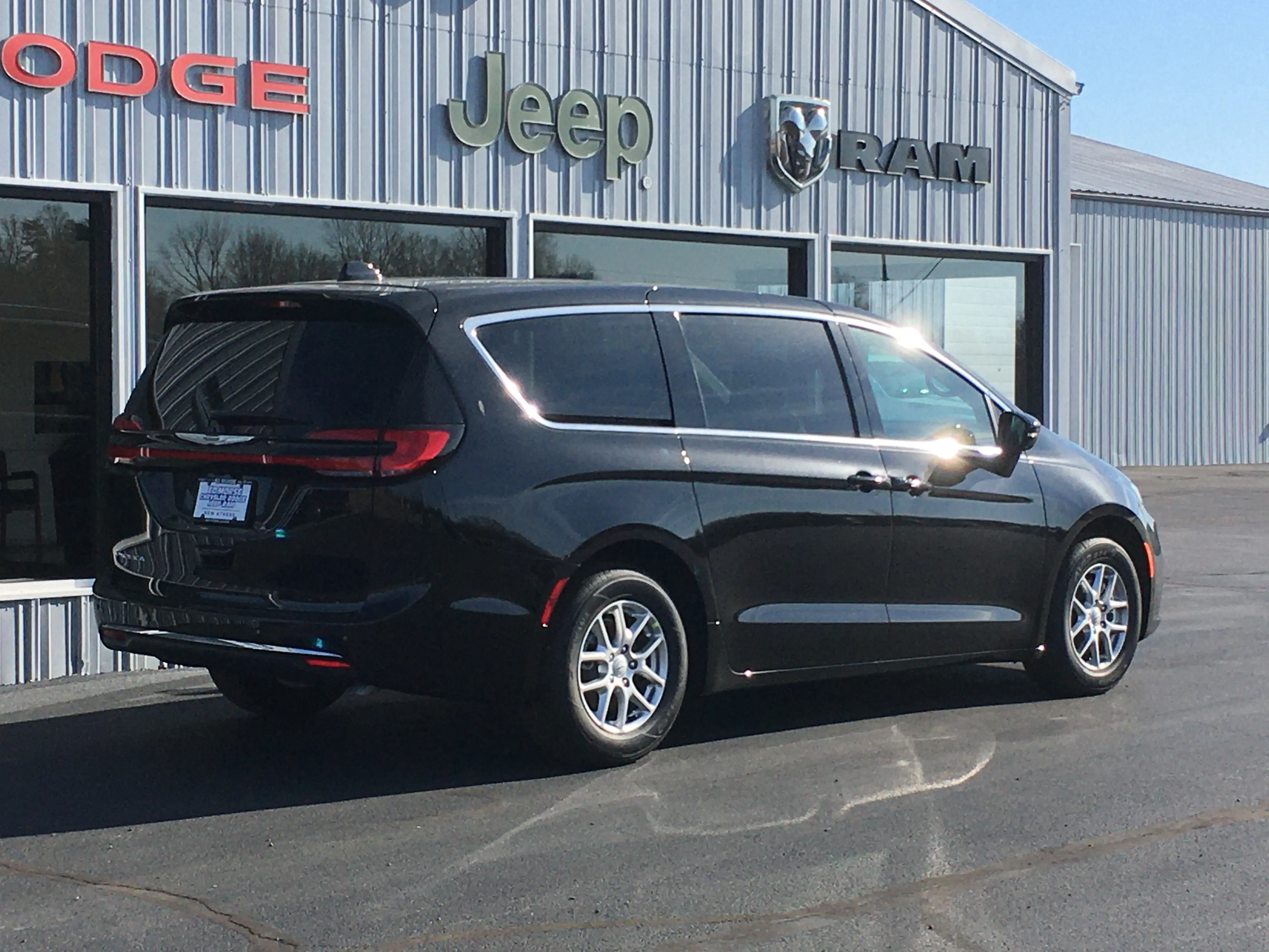 2026 Chrysler Pacifica Select photo 3