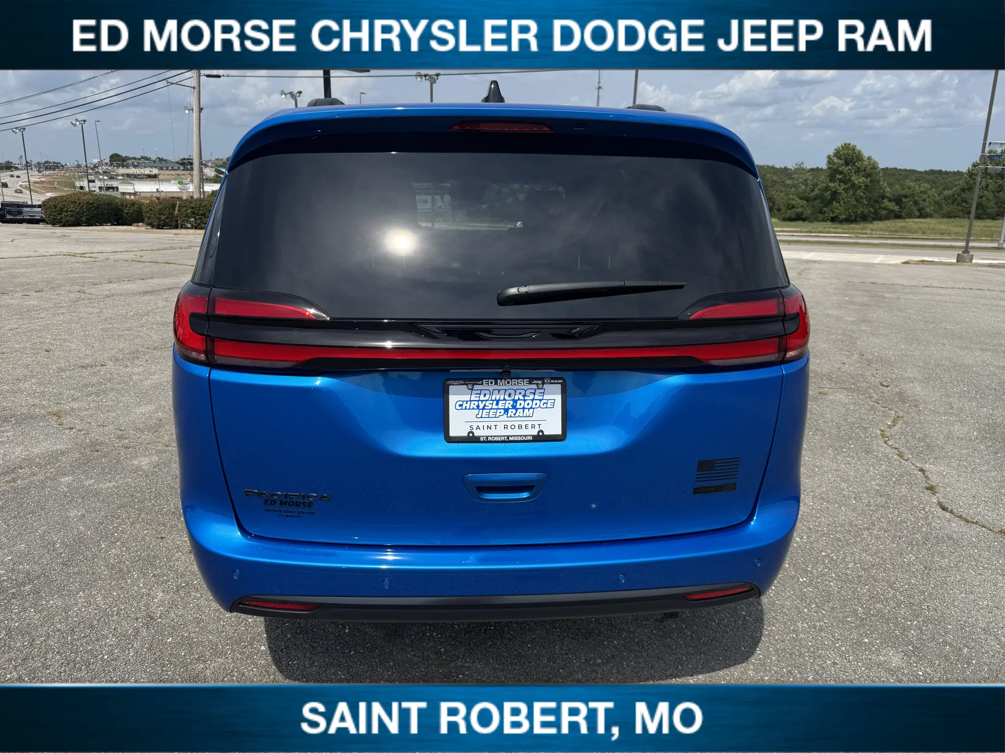 2027 Chrysler Pacifica Select AWD photo 3