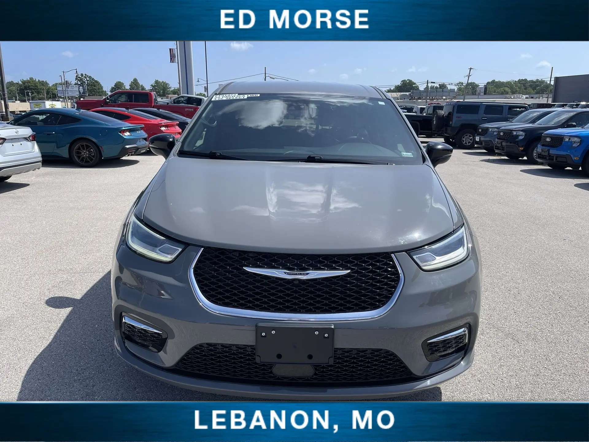2025 Chrysler Pacifica Select photo 3