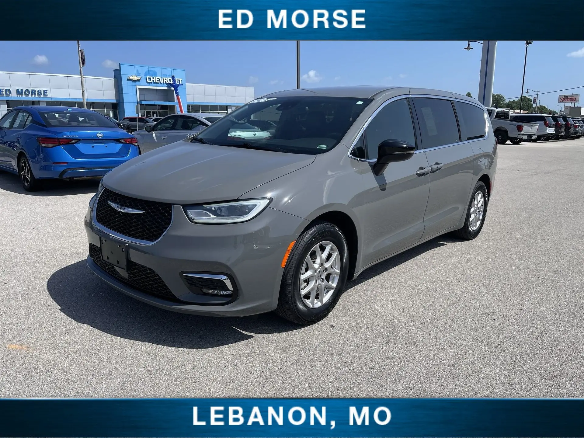 2025 Chrysler Pacifica Select photo 4