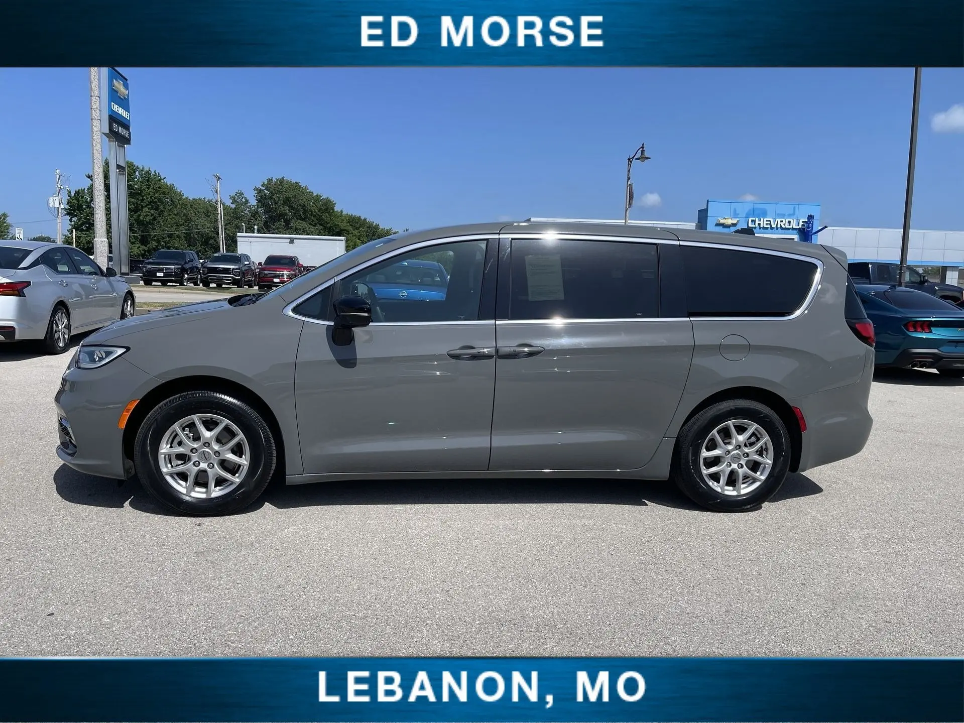 2025 Chrysler Pacifica Select photo 5