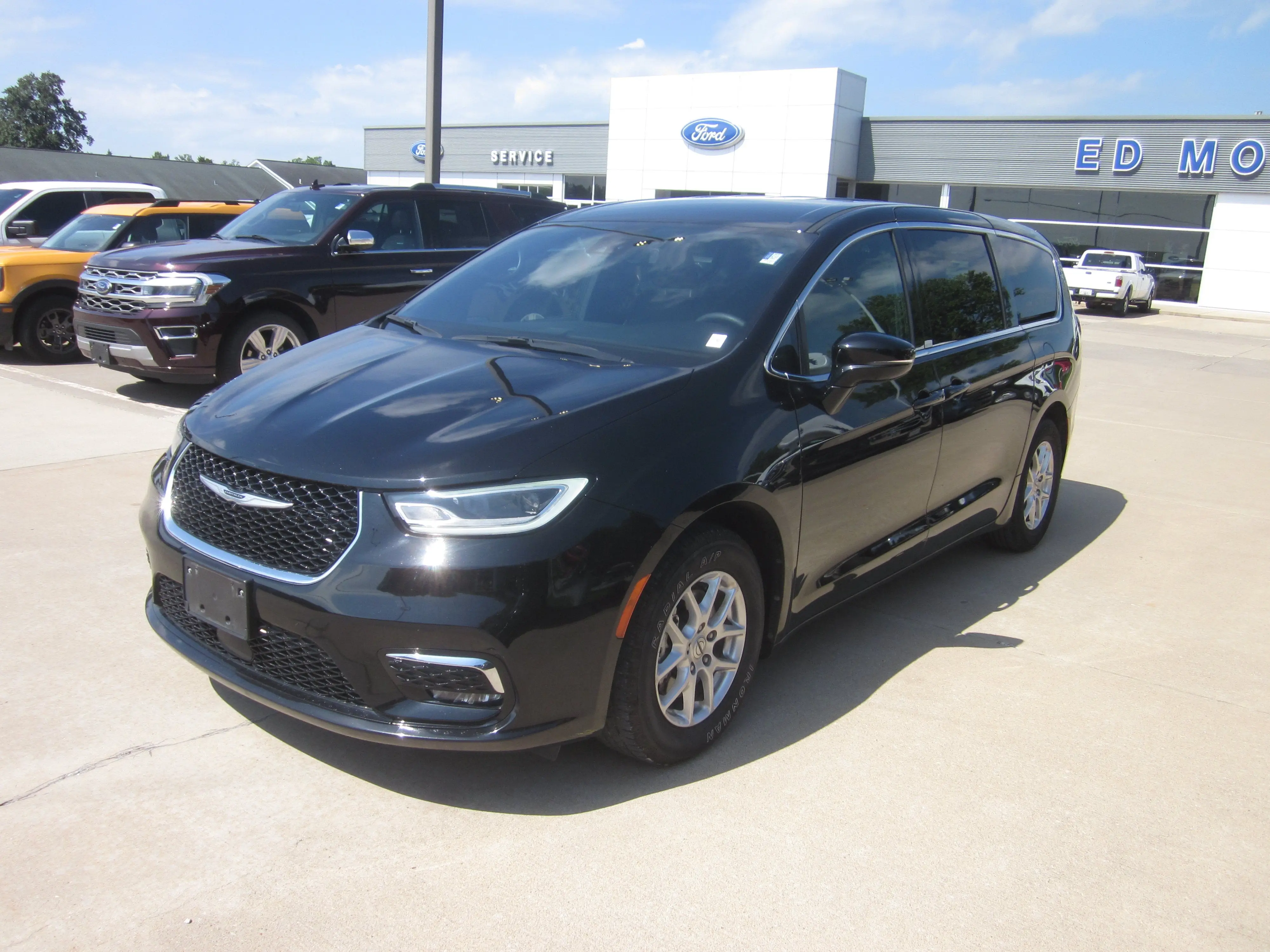 2025 Chrysler Pacifica Select photo 3