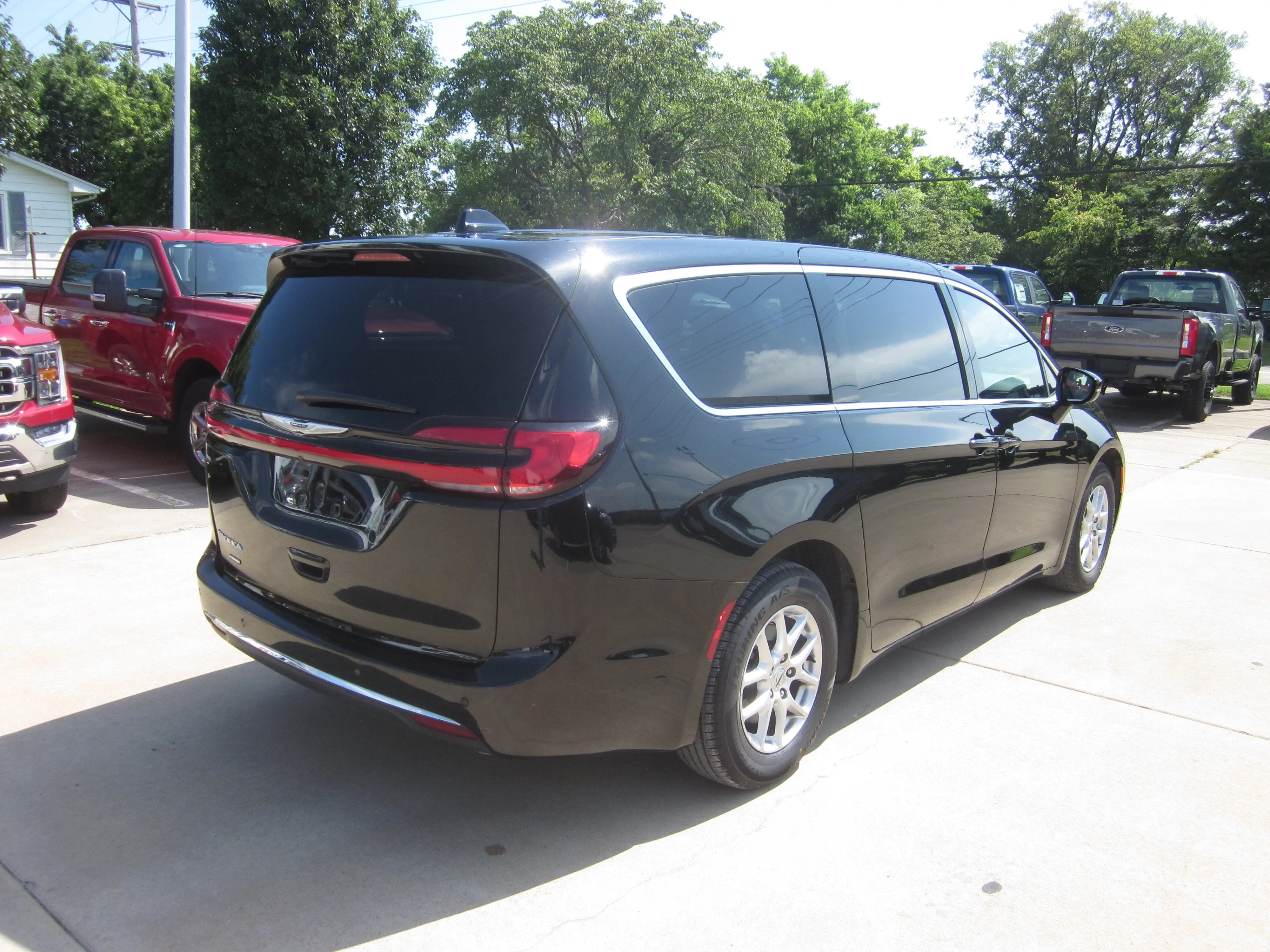2025 Chrysler Pacifica Select photo 5