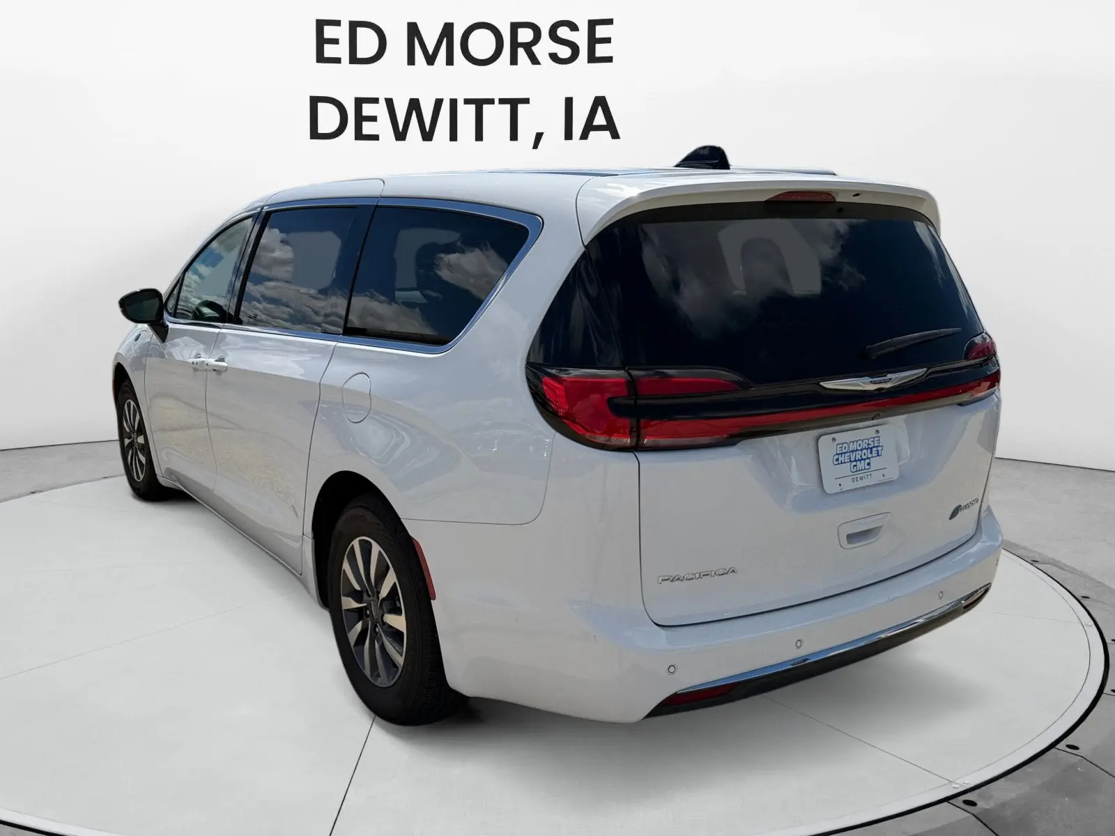 2024 Chrysler Pacifica Hybrid Select PHEV photo 3