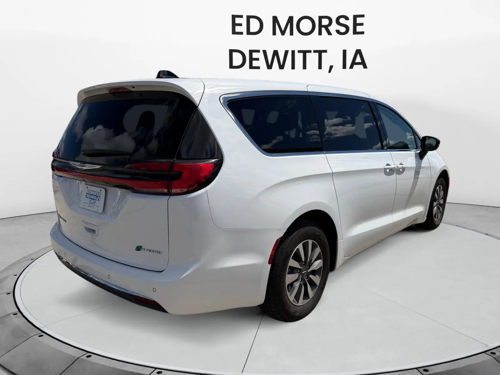 2024 Chrysler Pacifica Hybrid Select PHEV photo 5