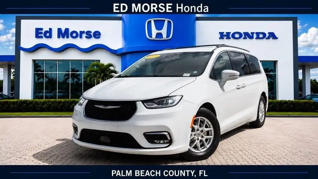 2022 Chrysler Pacifica Touring L's photo