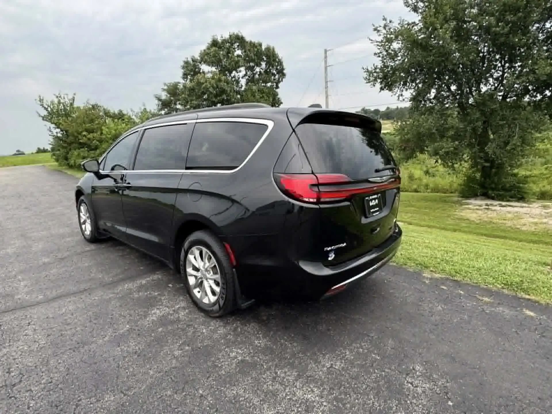 2022 Chrysler Pacifica Touring L photo 3
