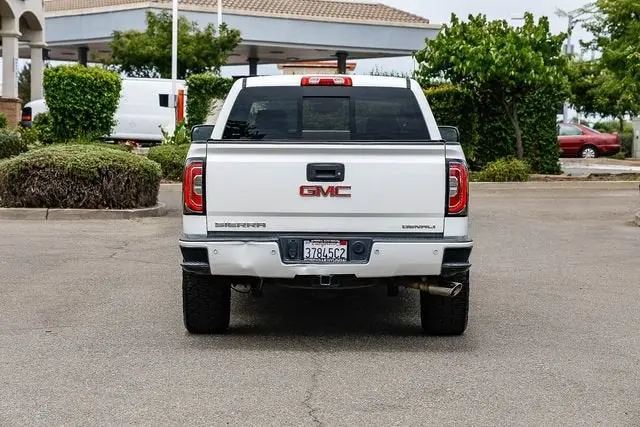2017 GMC Sierra 4WD Crew Cab Standard Box photo 4