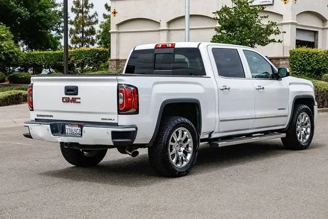 2017 GMC Sierra 4WD Crew Cab Standard Box photo 5