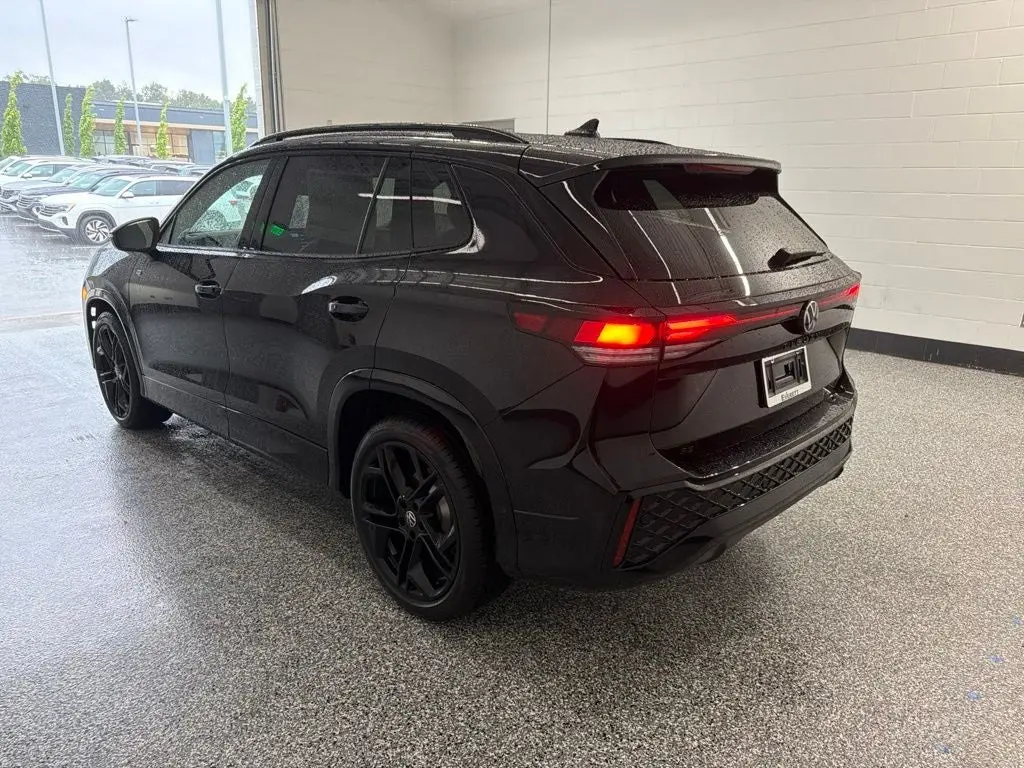 2026 Volkswagen Tiguan 2.0T SE R-Line Black photo 3
