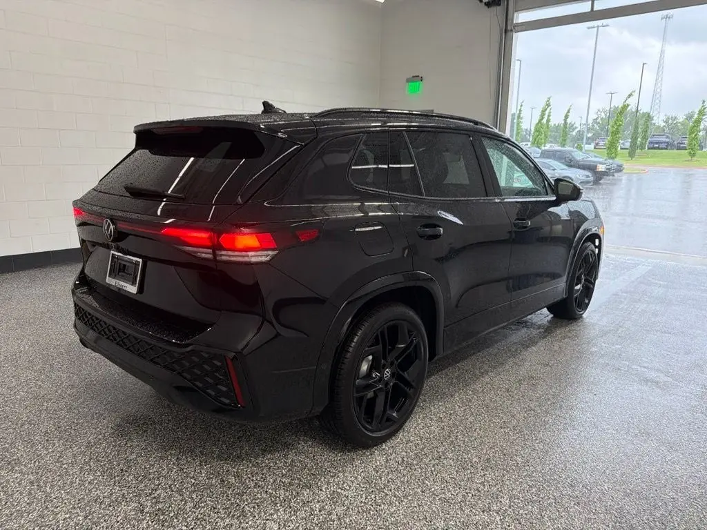 2026 Volkswagen Tiguan 2.0T SE R-Line Black photo 5