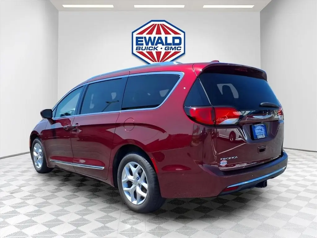 2017 Chrysler Pacifica Touring-L Plus photo 3