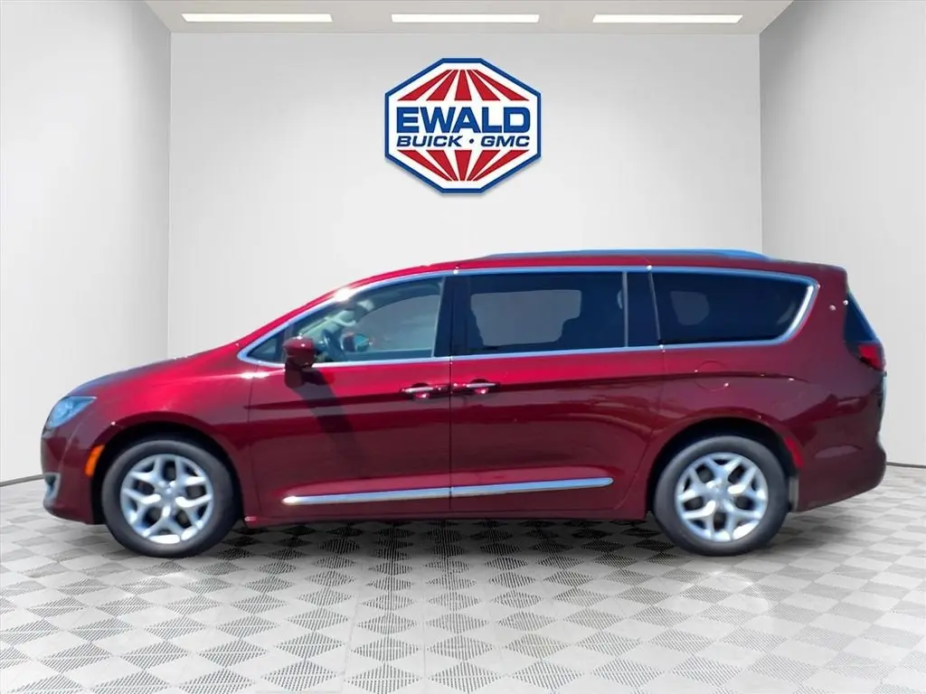 2017 Chrysler Pacifica Touring-L Plus photo 4