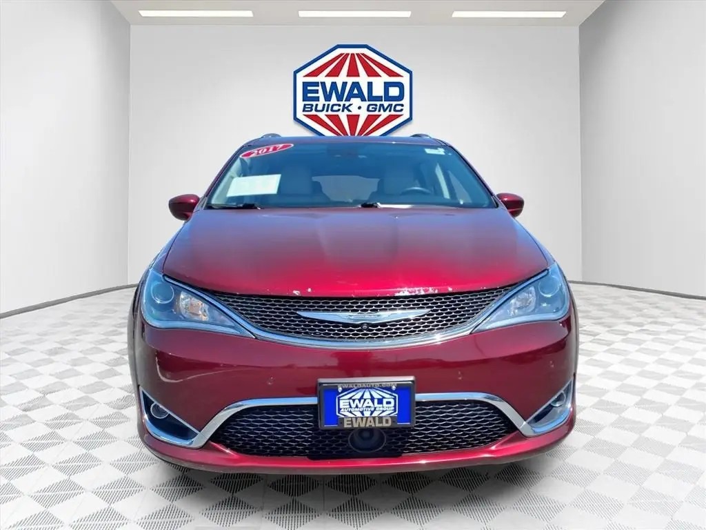 2017 Chrysler Pacifica Touring-L Plus photo 5