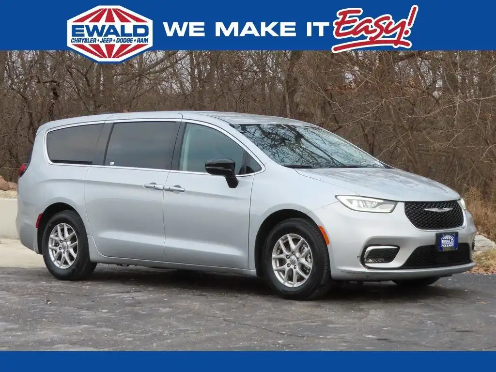 2024 Chrysler Pacifica Touring L's photo