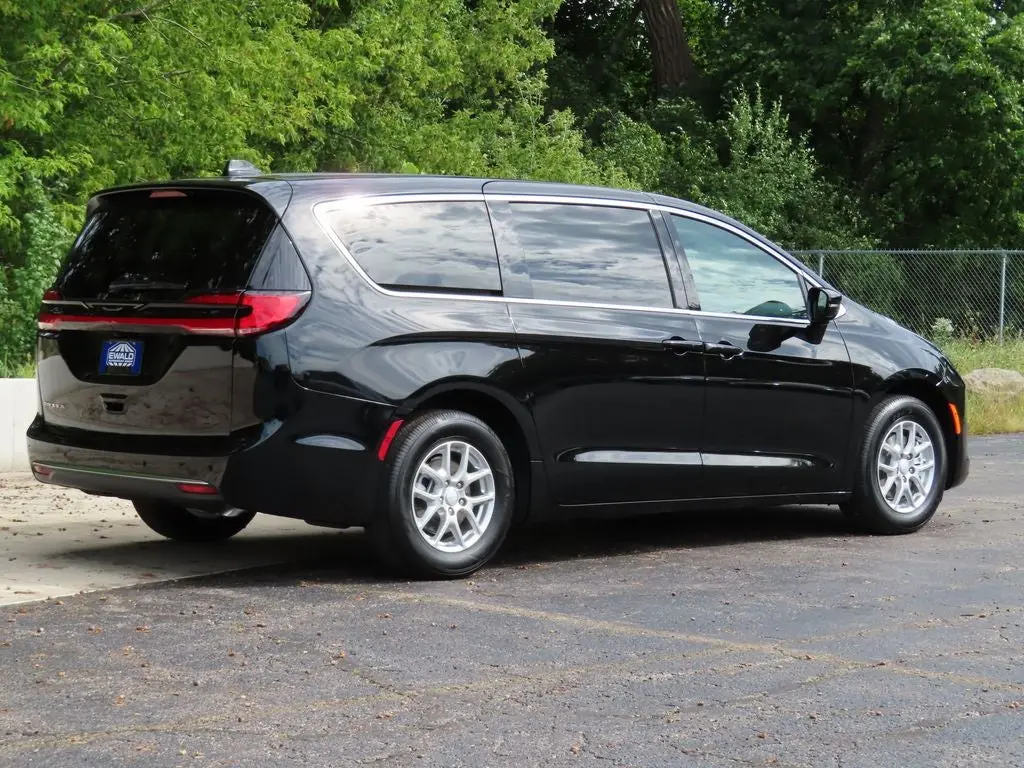 2027 Chrysler Pacifica Select photo 3