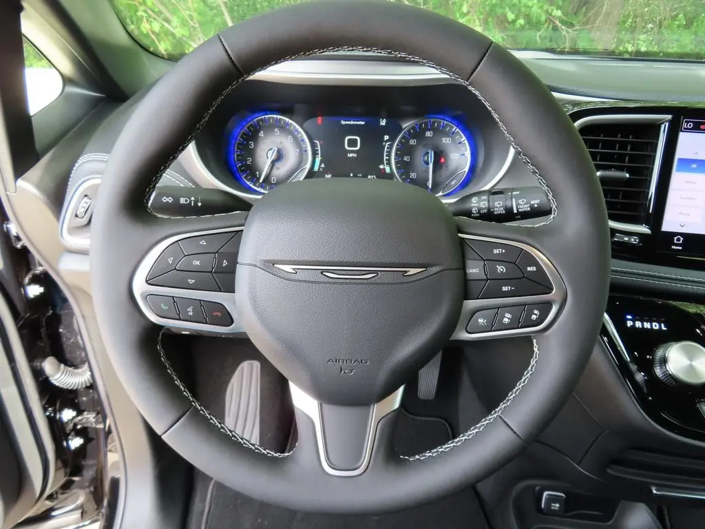 2027 Chrysler Pacifica Select photo 4