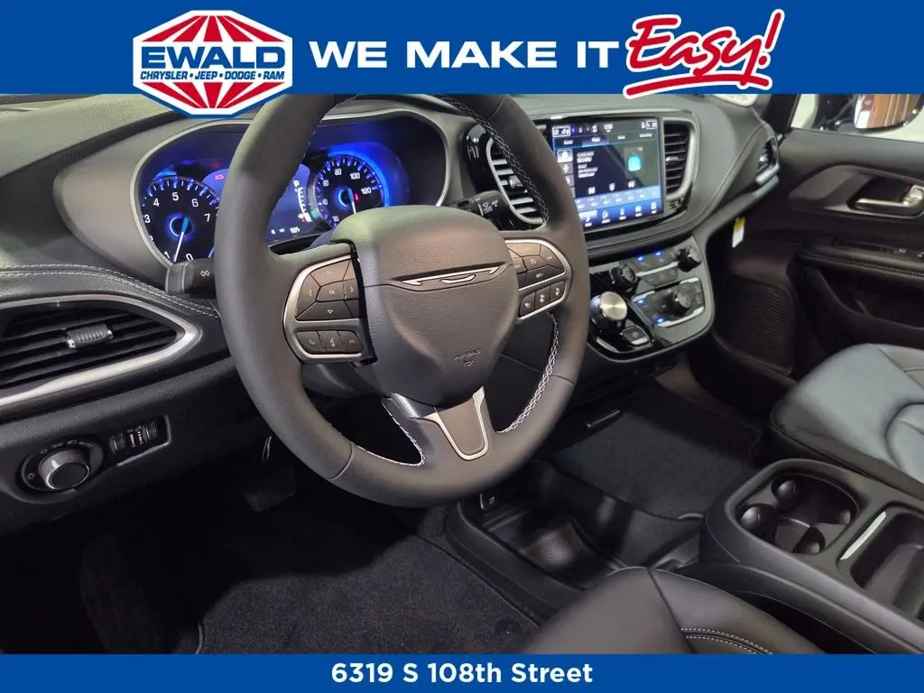 2027 Chrysler Pacifica Select photo 5