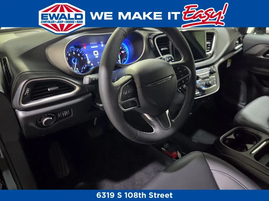 2027 Chrysler Pacifica Select photo 4