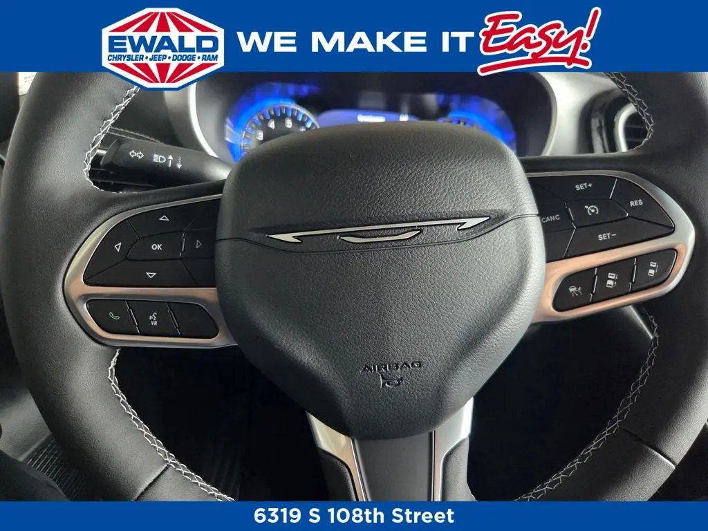 2027 Chrysler Pacifica Select photo 5