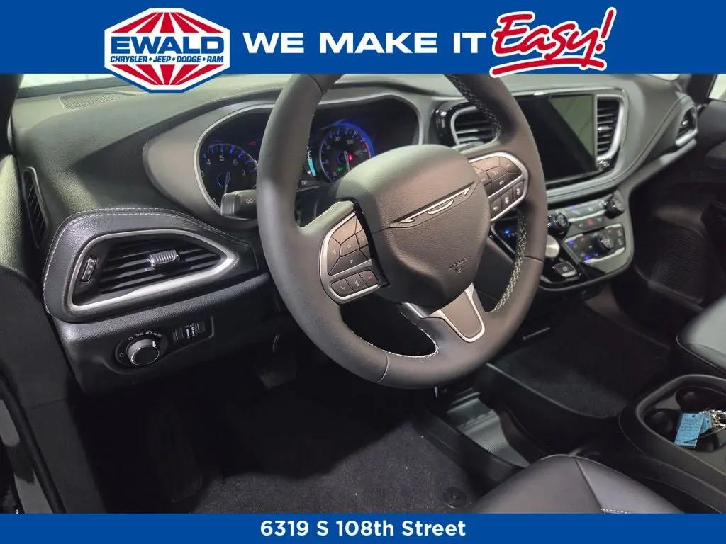2027 Chrysler Pacifica Select AWD photo 5