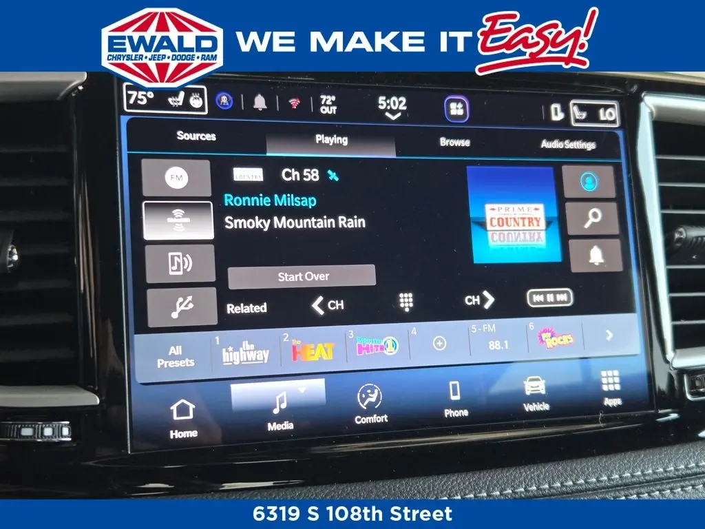 2027 Chrysler Pacifica Select AWD photo 3