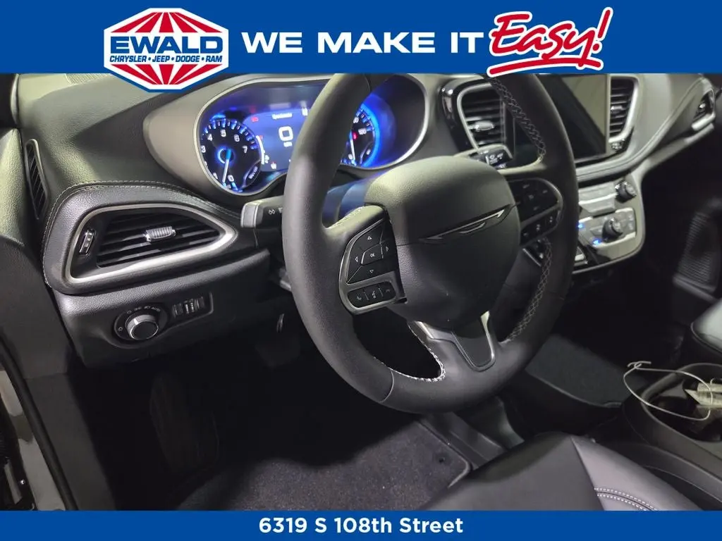 2027 Chrysler Pacifica Select AWD photo 5
