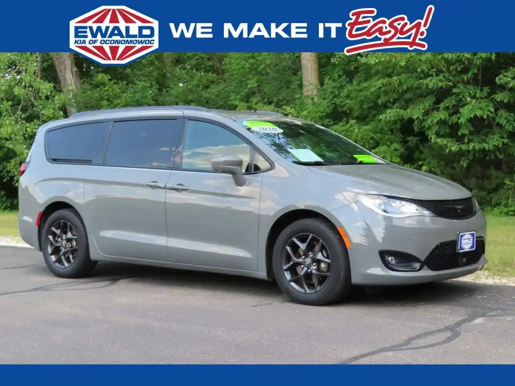 2020 Chrysler Pacifica Touring L Plus's photo