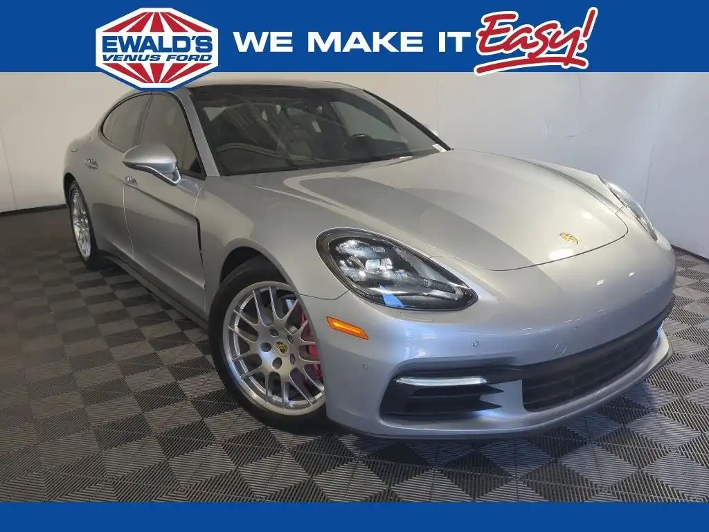 2017 Porsche Panamera 4's photo