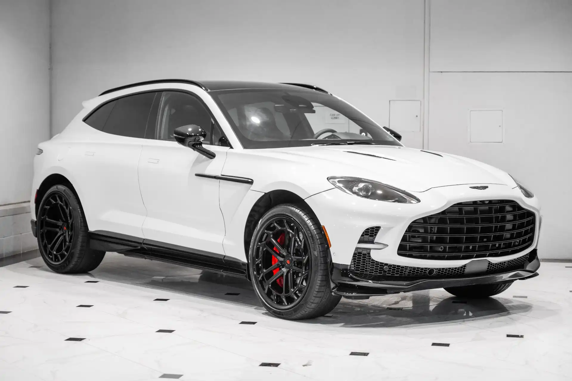 2026 Aston Martin DBX 4.0 V8 707 AWD's photo