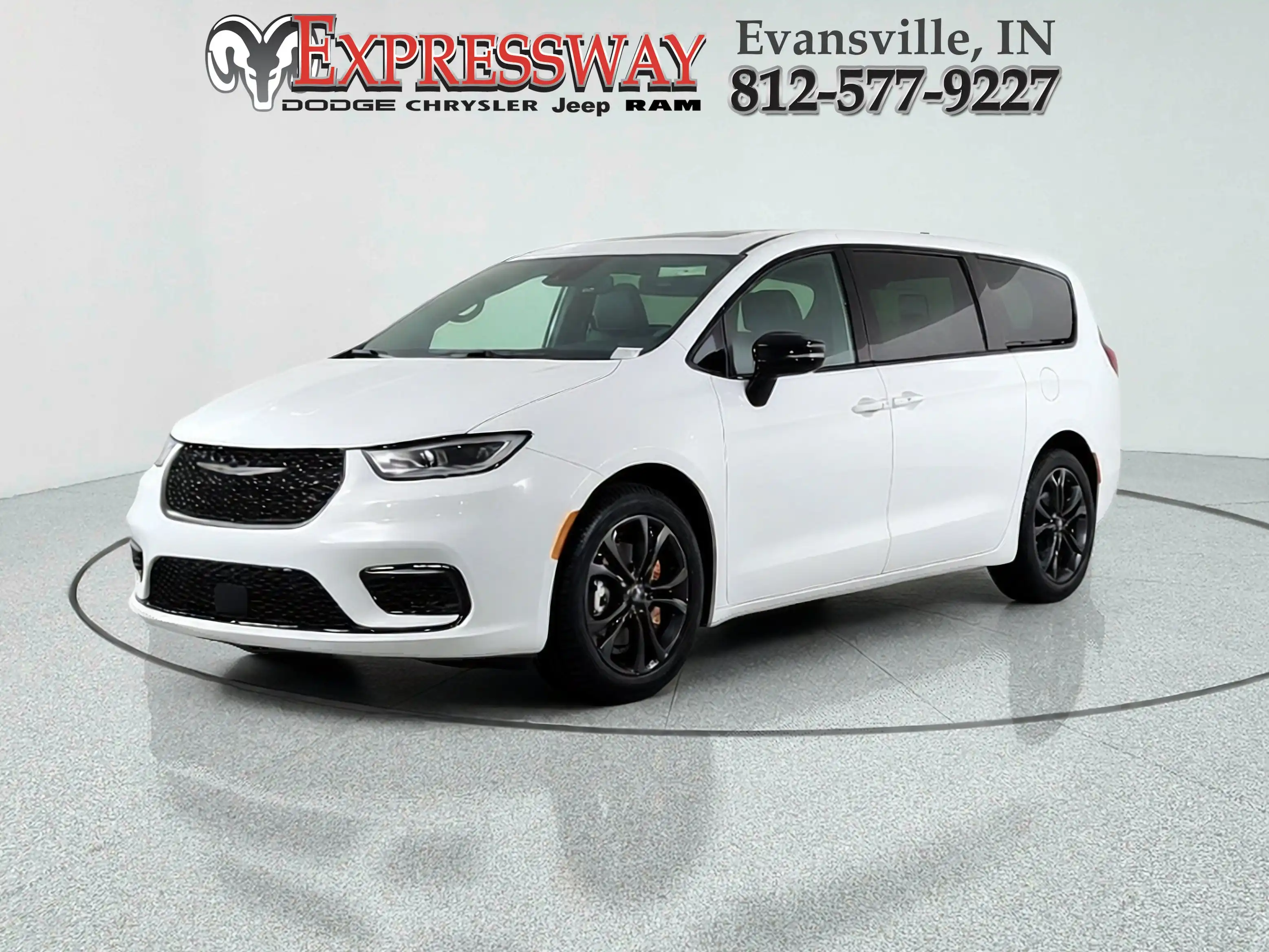 2026 Chrysler Pacifica Select's photo