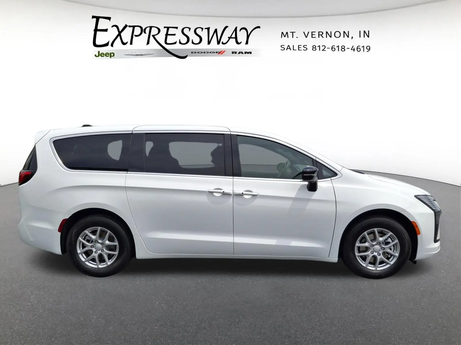 2027 Chrysler Pacifica Select photo 4