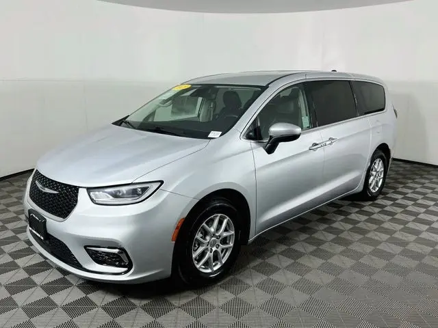 2023 Chrysler Pacifica Touring L photo 3