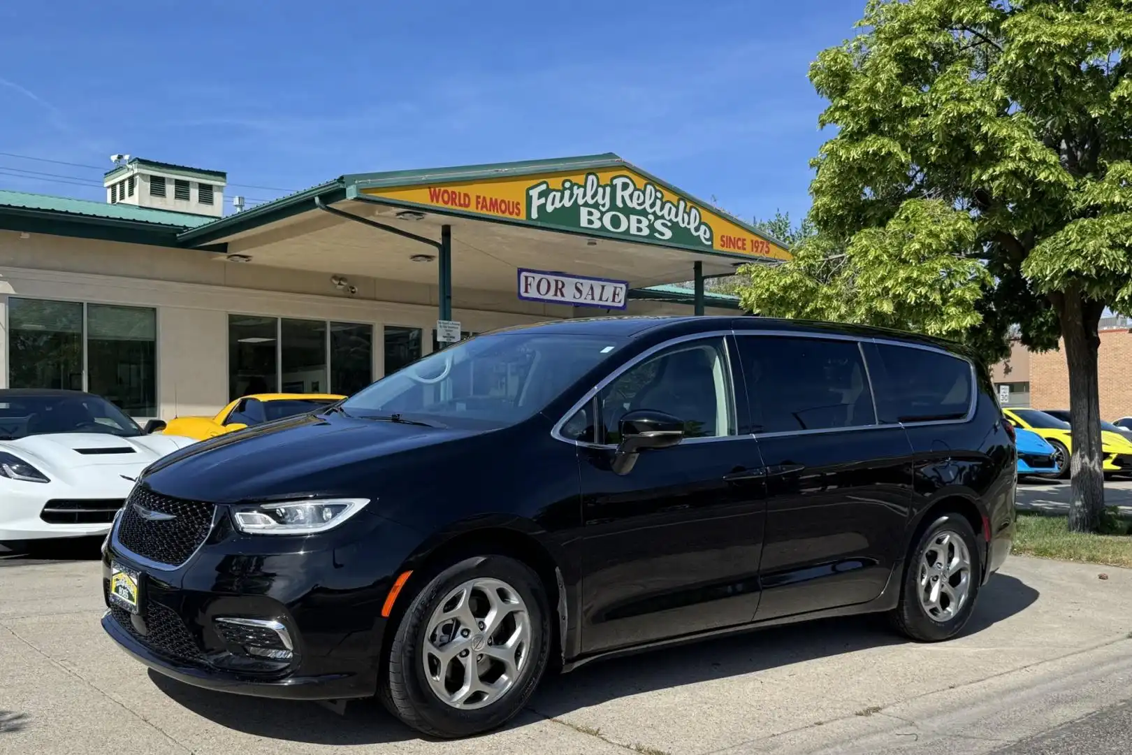 2024 Chrysler Pacifica Limited's photo