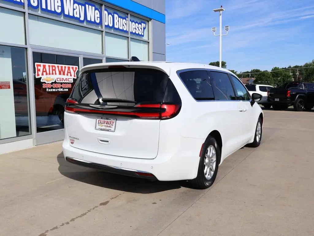 2024 Chrysler Pacifica Touring L photo 3