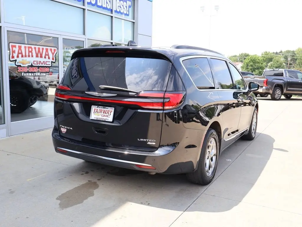 2023 Chrysler Pacifica Limited AWD photo 3