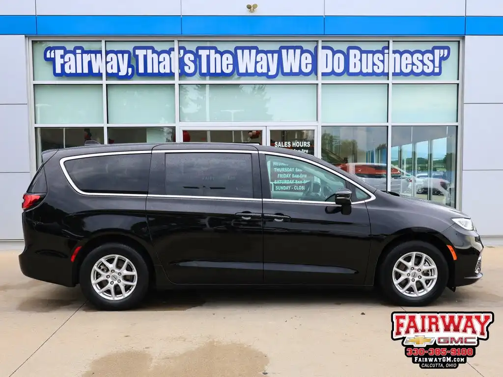 2024 Chrysler Pacifica Touring L's photo