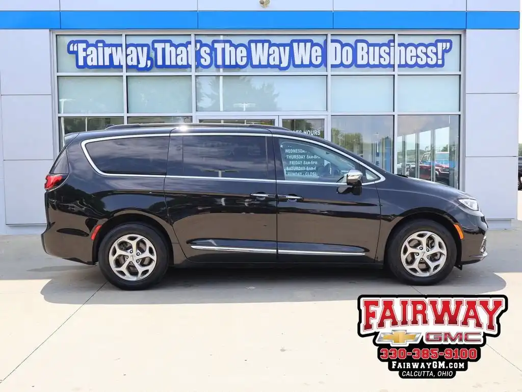 2023 Chrysler Pacifica Limited AWD's photo