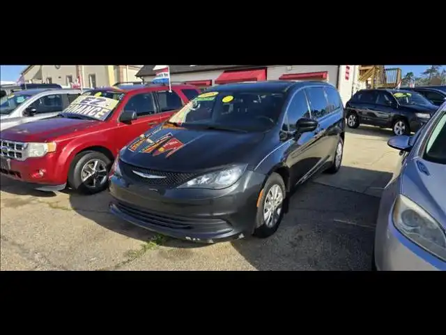 2018 Chrysler Pacifica L's photo