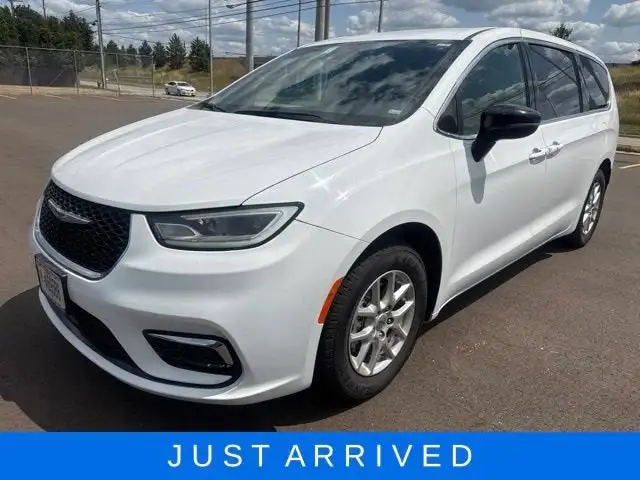 2025 Chrysler Pacifica Select's photo