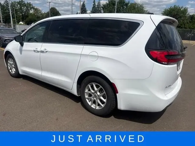2025 Chrysler Pacifica Select photo 3