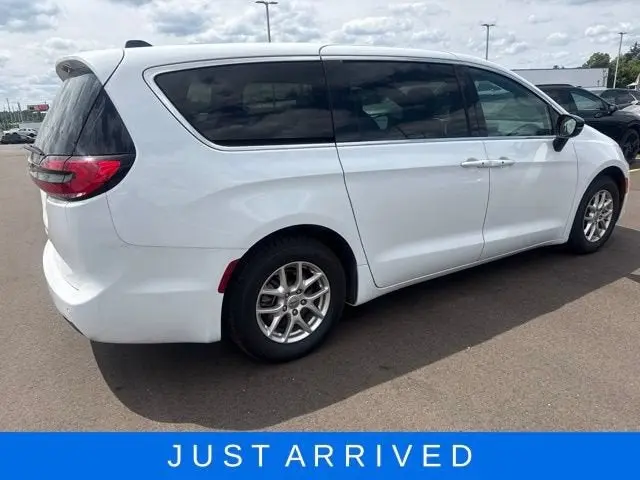2025 Chrysler Pacifica Select photo 4