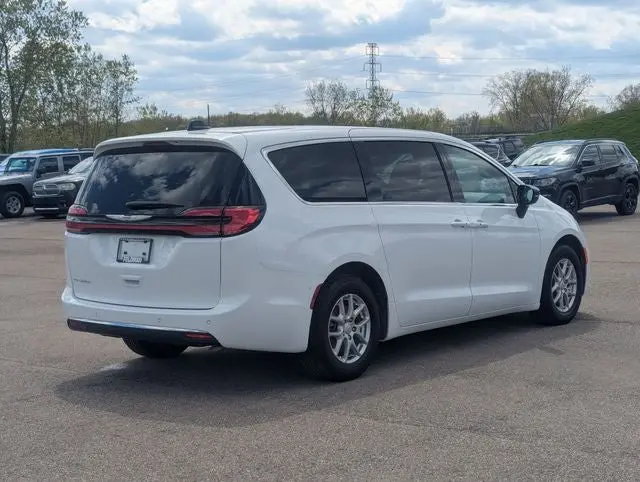 2025 Chrysler Pacifica Select photo 3