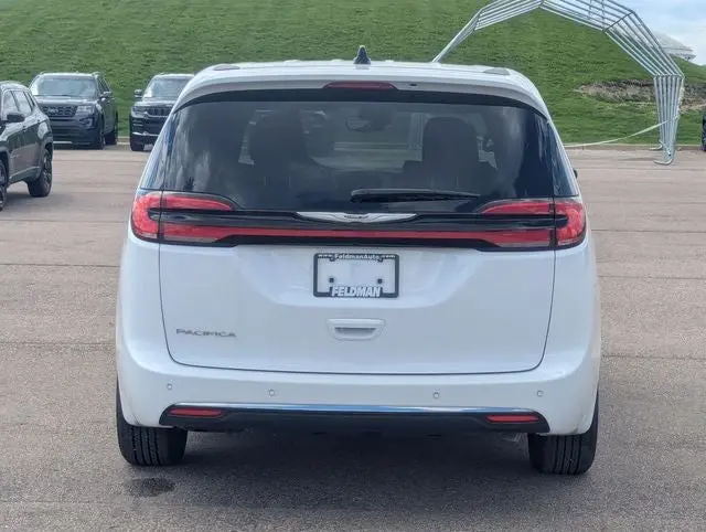 2025 Chrysler Pacifica Select photo 4